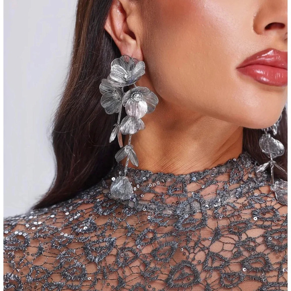 Kate Middleton Famous Cascading Silver Dangle Earrings - Picture 7 of 11